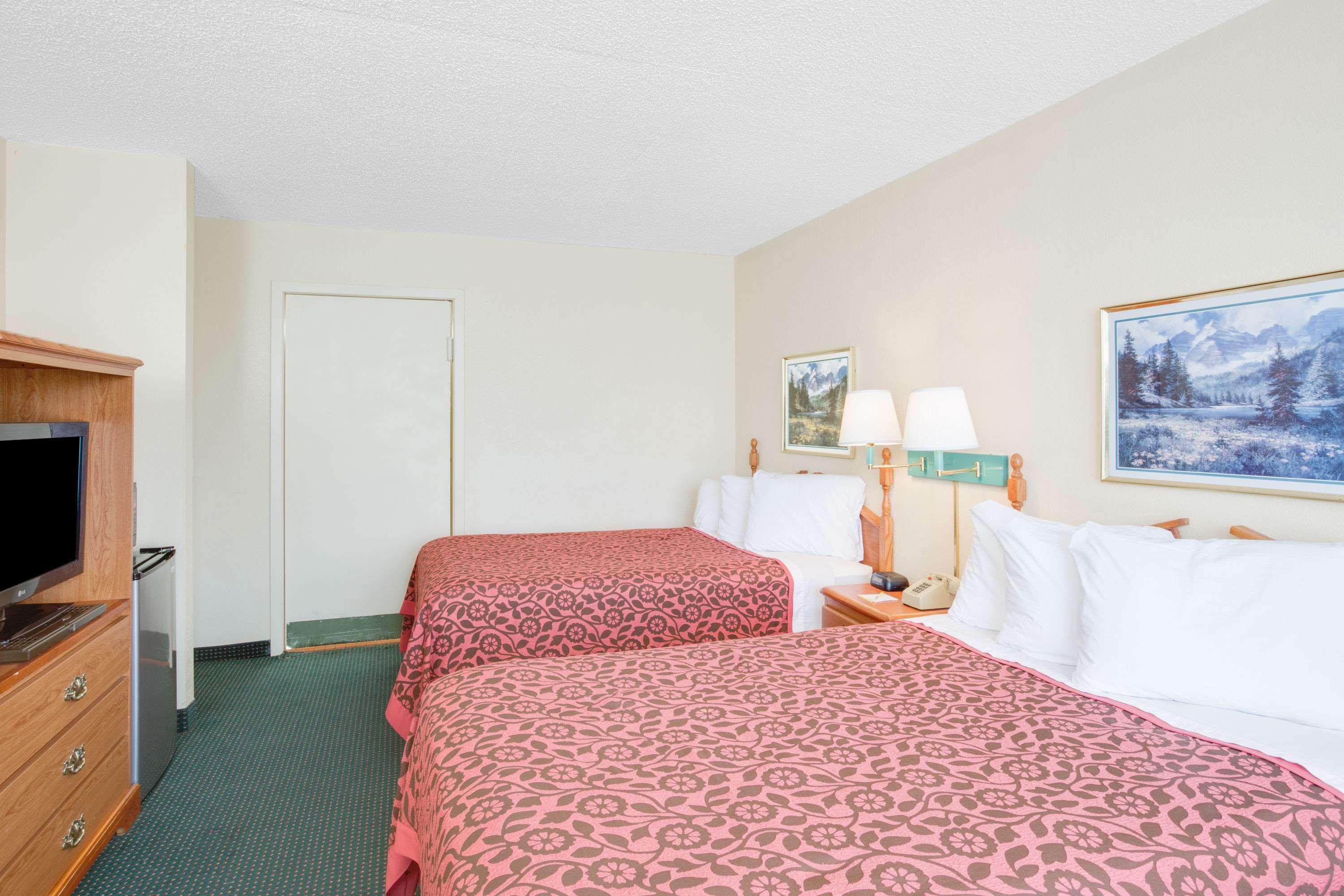 Days Inn By Wyndham Newport Exterior photo